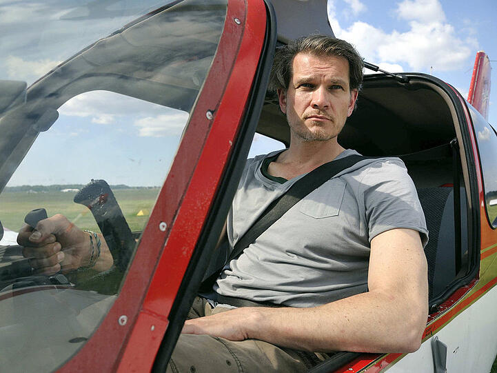 Götz Otto spielt den Piloten Janik