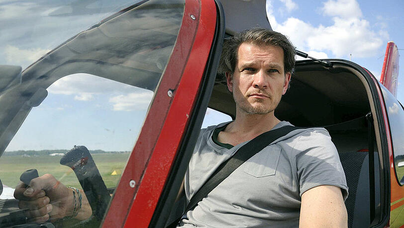 Götz Otto spielt den Piloten Janik Götz Otto spielt den Piloten Janik