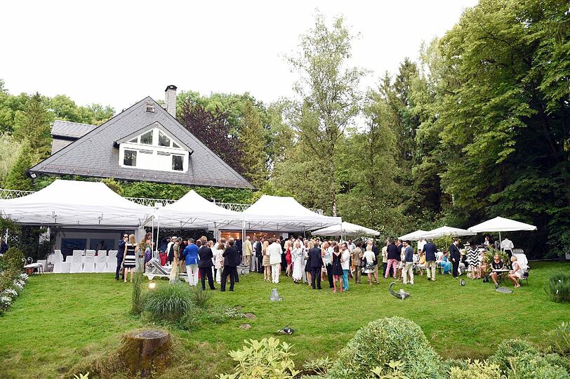 Schickes Gartenfest: Ulrike Hübner feiert und die Promis kommen. Mit dabei...