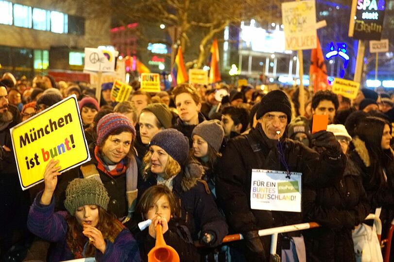 "Wir blasen Bagida den Marsch!" Unter diesem Motto wird am Goetheplatz für ein buntes, tolerantes München demonstriert - mit Musik.