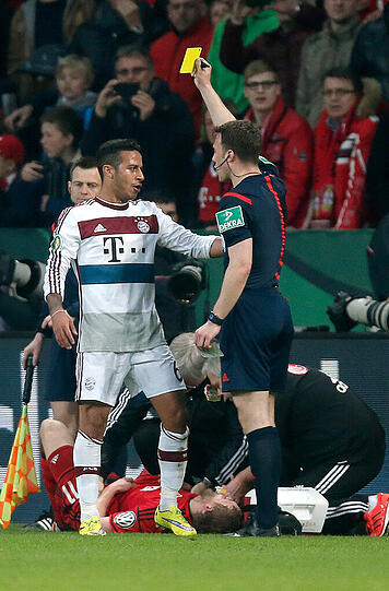 Hier hätte Thiago auch Rot sehen können: Schiedsrichter Felix Zwayer zeigt dem Bayern-Star nach seinem üblen Tritt gegen Leverkusens Stefan Kießling die gelbe Karte.