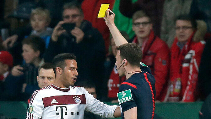 Hier hätte Thiago auch Rot sehen können: Schiedsrichter Felix Zwayer zeigt dem Bayern-Star nach seinem üblen Tritt gegen Leverkusens Stefan Kießling die gelbe Karte. Hier hätte Thiago auch Rot sehen können: Schiedsrichter Felix Zwayer zeigt dem Bayern-Star nach seinem üblen Tritt gegen Leverkusens Stefan Kießling die gelbe Karte.