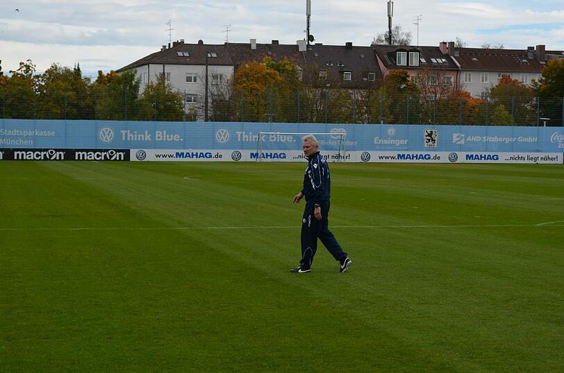 Erster Arbeitstag für Neu-Trainer Benno Möhlmann: Nach der offiziellen Vorstellung ging's gleich auf den Platz, wo der 61-Jährige das Nachmittagstraining leitete.