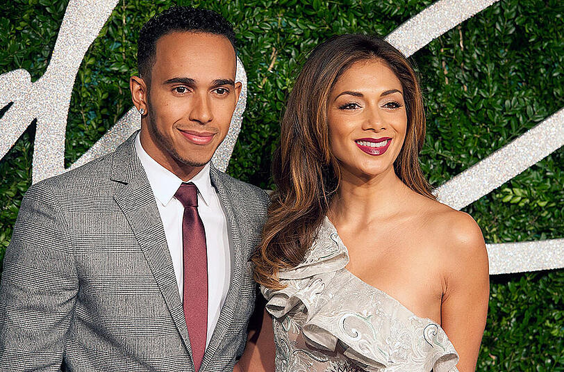 An seiner Seite soll es immer wieder andere Frauen geben. Am längsten ist On-Off-Freundin Nicole Scherzinger an der Seite des Engländers.