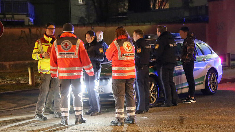 Beamte suchen nach den flüchtigen Tätern - Sanitäter versorgen die Verletzten. In Mühldorf am Inn haben sich am Freitag dramatische Szenen abgespielt.
