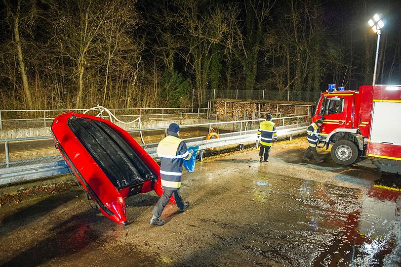 Mit einem Schlauchboot wurde die tote Frau aus dem Absinkbecken geborgen.