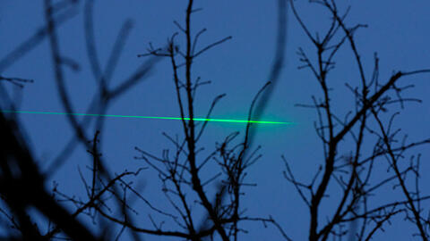 Ein grünes Laserlicht durchschneidet den Nachthimmel. Laserpointer-Attacken sind hochgefährlich und kein Dummer-Jungen-Streich.