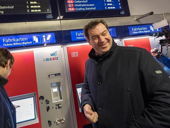 Markus Söder (CSU), Ministerpräsident von Bayern, löst an einem Fahrkartenautomaten ein Ticket. Foto: Peter Kneffel/Archivbild