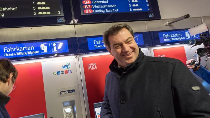 Markus Söder (CSU), Ministerpräsident von Bayern, löst an einem Fahrkartenautomaten ein Ticket. Foto: Peter Kneffel/Archivbild Markus Söder (CSU), Ministerpräsident von Bayern, löst an einem Fahrkartenautomaten ein Ticket. Foto: Peter Kneffel/Archivbild