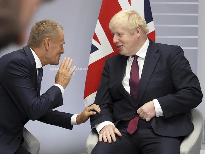 Der britische Premier Boris Johnson spricht in Biarritz mit Donald Tusk, dem Präsidenten des Europäischen Rates.