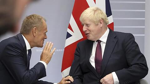 Der britische Premier Boris Johnson spricht in Biarritz mit Donald Tusk, dem Präsidenten des Europäischen Rates.
