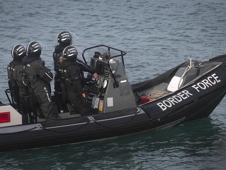 Mitglieder des britischen Grenzschutzes fahren durch den Hafen von Dover auf einem Schlauchboot. Laut BBC sind in den vergangenen acht Wochen mehr als 220 Menschen mit kleinen Booten über den Ärmelkanal gelangt. Foto; Victoria Jones/PA Wire