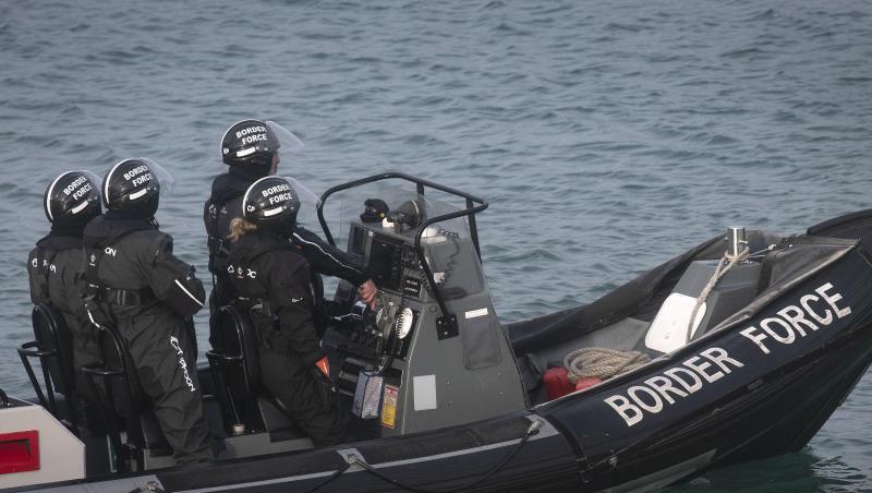Mitglieder des britischen Grenzschutzes fahren durch den Hafen von Dover auf einem Schlauchboot. Laut BBC sind in den vergangenen acht Wochen mehr als 220 Menschen mit kleinen Booten über den Ärmelkanal gelangt. Foto; Victoria Jones/PA Wire Mitglieder des britischen Grenzschutzes fahren durch den Hafen von Dover auf einem Schlauchboot. Laut BBC sind in den vergangenen acht Wochen mehr als 220 Menschen mit kleinen Booten über den Ärmelkanal gelangt. Foto; Victoria Jones/PA Wire