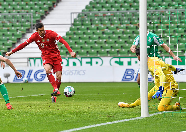 32. Saisontor: Gegen Bremen braucht Lewandowski mehrere Anläufe, aber in der 67. Minute klappt es dann mit seinem Tor. Endstand 3:1.