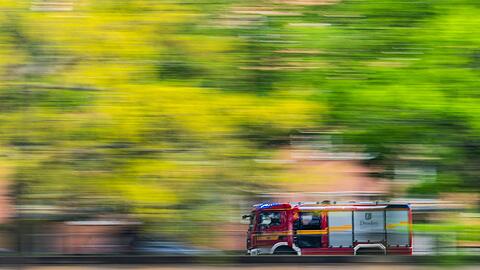 Ein Löschfahrzeug der Feuerwehr fährt zu einem Einsatz. (Symbolbild)