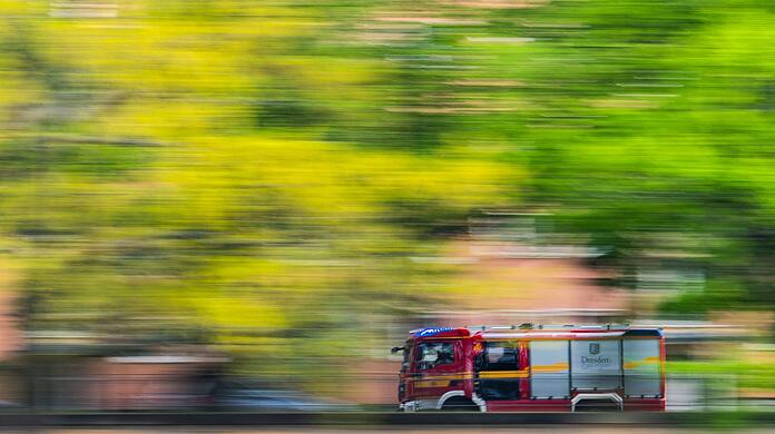 Ein Löschfahrzeug der Feuerwehr fährt zu einem Einsatz. (Symbolbild)