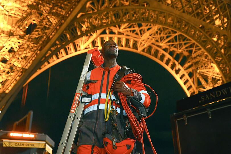 Nationale Symbole: Frankreichs beliebtester Gauner Assane Diop (Omar Sy) hat einen spektakul&auml;ren Stunt auf Frankreichs beliebtestem Eisenfachwerkturm vor.