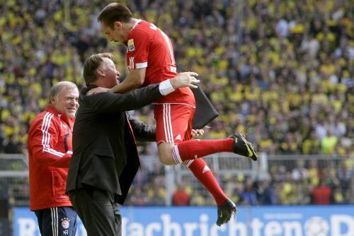 Freudensprung zum Trainer: Franck Ribéry nach seinem Tor in Dortmund.