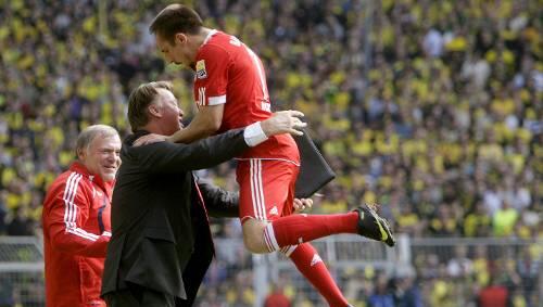 Freudensprung zum Trainer: Franck Ribéry nach seinem Tor in Dortmund. Freudensprung zum Trainer: Franck Ribéry nach seinem Tor in Dortmund.