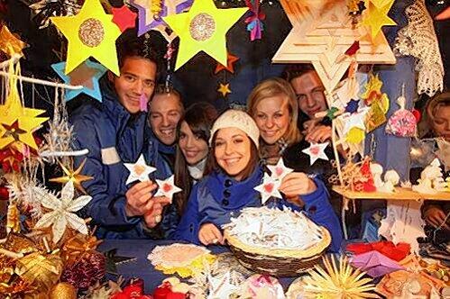 Auch im &bdquo;Sternstunden&ldquo;-Stand war&rsquo;s kuschelig eng: Jens Hartwig, Dominic Saleh-Zaki, Jasmin Lord, Renée Weibel, Romina Becks und Sven Koller (v. li.) posierten für Fans und Kameras.