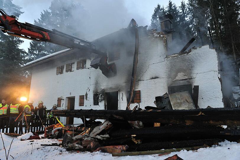 Eine Explosion hat am Donnerstag eine Doppelhaushälfte in Schliersee zerstört. Eine 35 Jahre alte Bewohnerin habe die Explosion telefonisch angekündigt, erklärte die Polizei. Die Bilder vom ausgebrannten Haus!