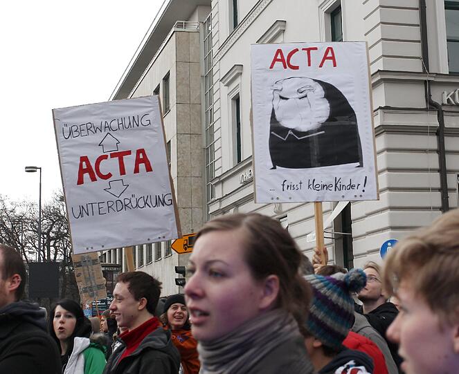 Affige Kostüme, witzige Plakate und viele Masken: Die Bilder von der Anti-ACTA-Demo in München