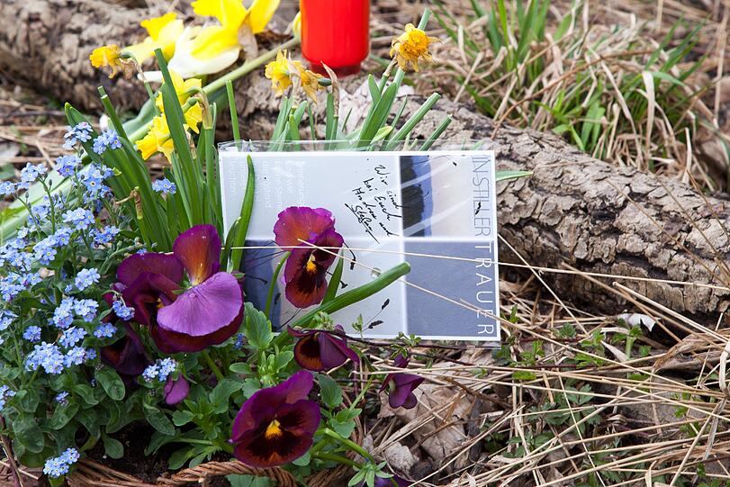 Freunde haben Kerzen und Blumen an die Unfallstelle gebracht.