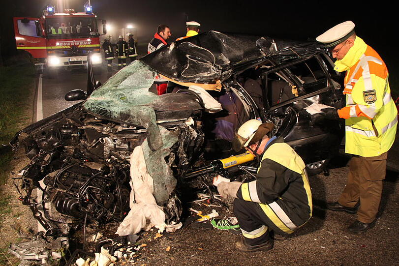 Bei einem schlimmen Verkehrsunfall auf der B15 verstarb ein 46-Jähriger noch an der Unfallstelle.
