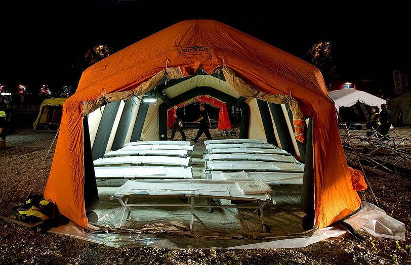 Donnerstagnacht im Münchner Norden. Das Aufnahmezentrum in der Lotte-Branz-Straße platzt aus allen Nähten. Hilfskräfte errichten ein Zeltlager für die vielen Flüchtlinge.