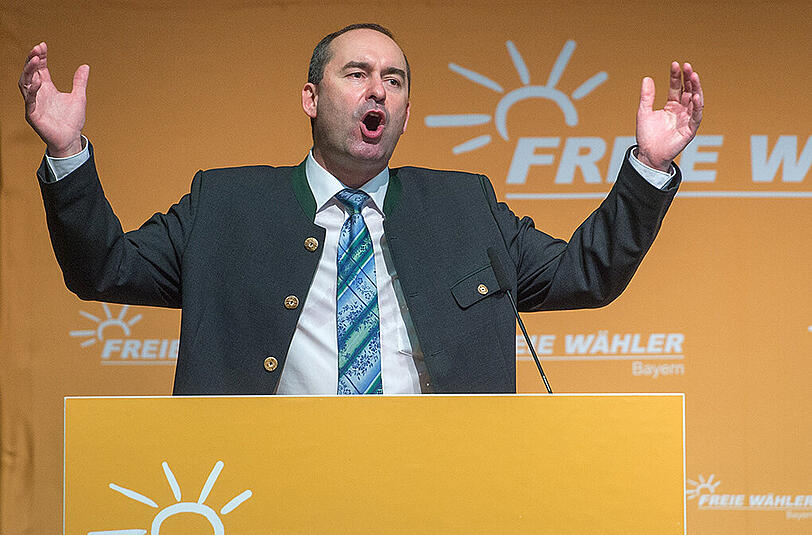 Der FW-Landesvorsitzende Hubert Aiwanger spricht bei der Landesversammlung der bayerischen Freien Wähler in der Stadthalle von Neustadt an der Waldnaab (Bayern) zu den Delegierten.