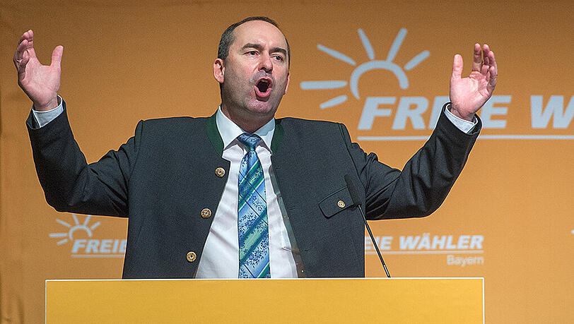 Der FW-Landesvorsitzende Hubert Aiwanger spricht bei der Landesversammlung der bayerischen Freien Wähler in der Stadthalle von Neustadt an der Waldnaab (Bayern) zu den Delegierten.
