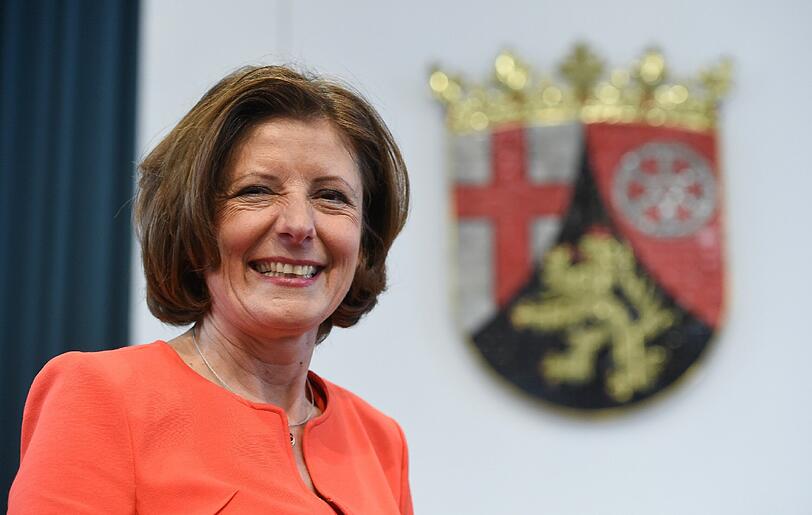 Ähnlich sind die Pläne der rheinland-pfälzische Ministerpräsidentin. Malu Dreyer (SPD) will beim Urlaub in heimatlicher Natur "neue Kraft für den Alltag tanken". Ganz oben auf dem Programm: ausschlafen. Und gleich dahinter: "Renovierung der Küche in unserer Mainzer Wohnung."