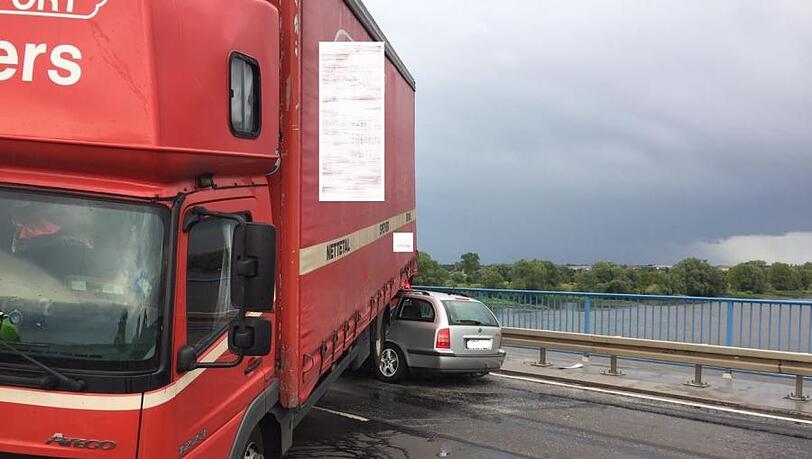 Schwerer Verkehrsunfall auf der Elbbrücke in Sachsen-Anhalt