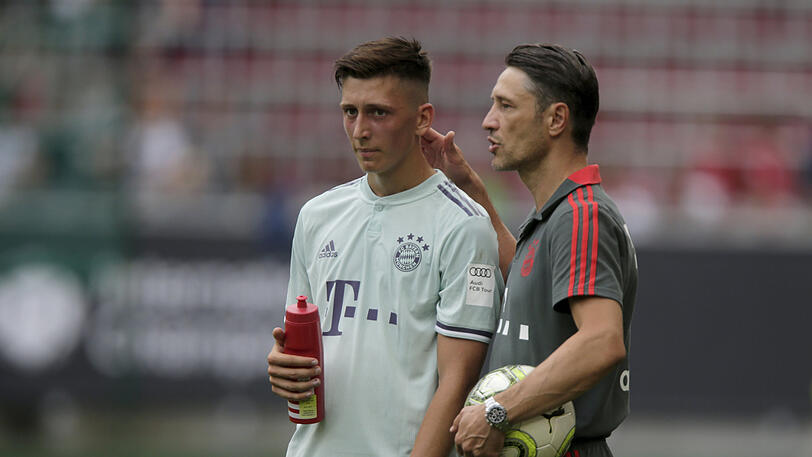 Bayern-Trainer Niko Kovac (r.) brachte Jonathan Meier vergangenen Sommer in einigen Vorbereitungsspielen.
