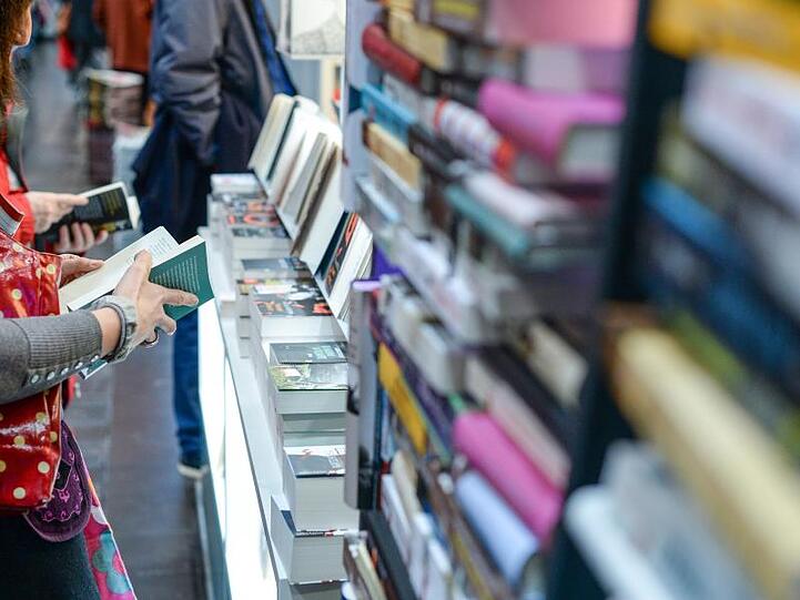 Bücher liegen am Stand eines Buchverlages auf der Leipziger Buchmesse (Archiv).