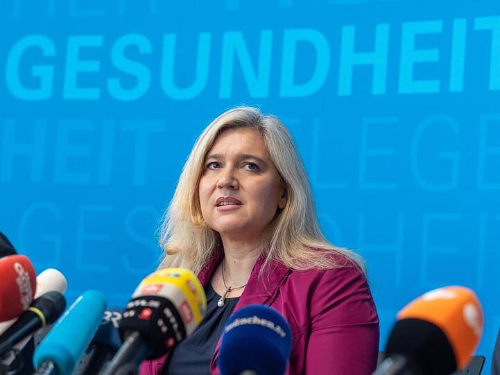 Melanie Huml (CSU), Gesundheitsministerin, steht vor der Presse. Foto: Peter Kneffel/dpa/Archivbild