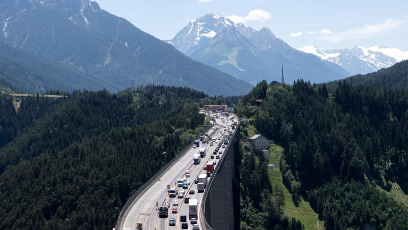 Autos und LKW fahren zwischen Patsch und Schönberg am Brenner (Autobahn A13) über die Europabrücke. Foto: Sven Hoppe/Archivbild Autos und LKW fahren zwischen Patsch und Schönberg am Brenner (Autobahn A13) über die Europabrücke. Foto: Sven Hoppe/Archivbild