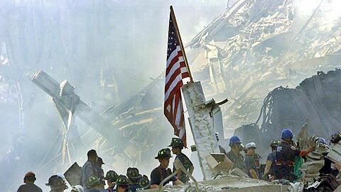 Die US-Flagge wird am Tag nach dem Anschlag auf den Trümmern der eingestürzten Twin Towers gehisst.
