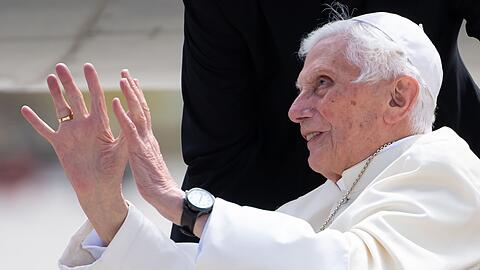 Der emeritierte Papst Benedikt XVI. winkt am Flughafen München.