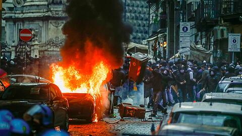 Vor dem Spiel randalierten Hooligans in Neapel.
