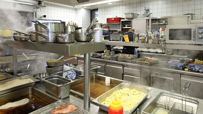In der Küche werden Wok-Gerichte und Biergartenschmankerl zubereitet. Laut Jochen Schweizer soll auch Essen ein Erlebnis sein. In der Küche werden Wok-Gerichte und Biergartenschmankerl zubereitet. Laut Jochen Schweizer soll auch Essen ein Erlebnis sein.