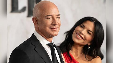 Jeff Bezos und seine Verlobte Lauren Sanchez urlauben derzeit auf einer Jacht.