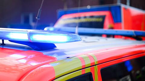 Nach einem Zusammenstoß mit einem Auto musste ein 91-Jähriger mit schweren Verletzungen ins Krankenhaus gebracht werden. (Symbolbild)