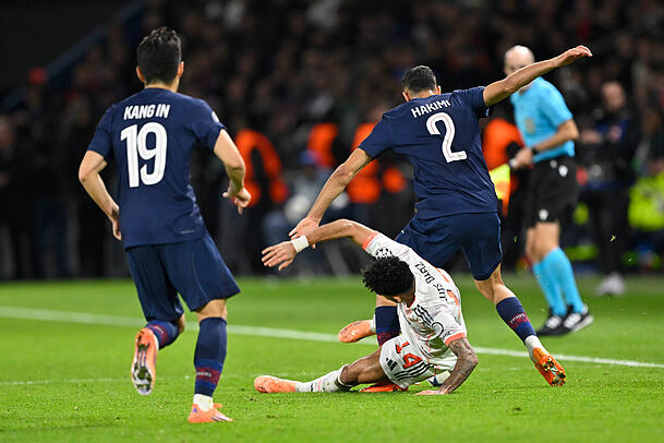 Das sieht brutal aus! Die Grätsche von Luis Díaz an Achraf Hakimi. Das sieht brutal aus! Die Grätsche von Luis Díaz an Achraf Hakimi.