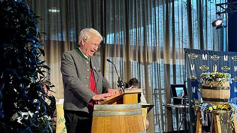 In seiner Rolle als Edmund Stoiber tritt Kabarettist Wolfgang Krebs seit 2008 beim Airbr&auml;u-Starkbierfest auf.