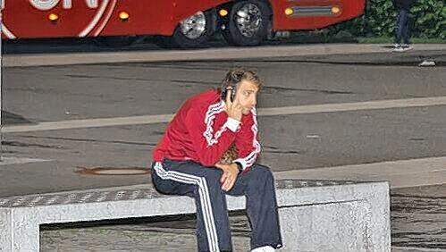 Hier sitzt Javier Pinola auf einer Bank, beruflich aber irgendwie zwischen den Stühlen: Schalke oder der Club? Heute soll eine Entscheidung fallen. Hier sitzt Javier Pinola auf einer Bank, beruflich aber irgendwie zwischen den Stühlen: Schalke oder der Club? Heute soll eine Entscheidung fallen.