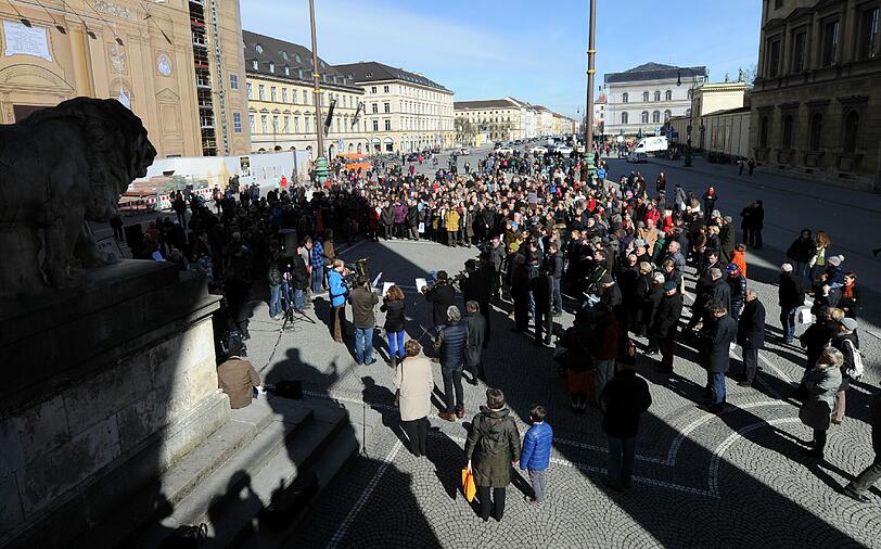 Ja, zum zweiten Konzertsaal - die Bilder von der Kundgebung am Odeonsplatz.