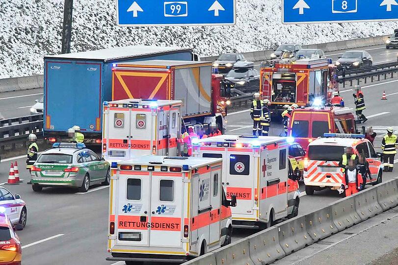 Bilder vom Unfall auf der A 99 bei Ottobrunn.