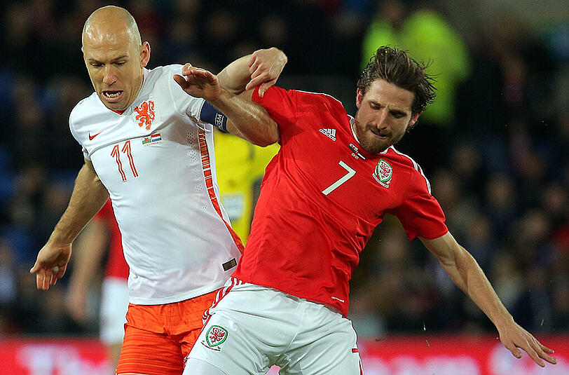 WALES Joe Allen (26, Mittelfeld, FC Liverpool): Andrea Pirlo fehlt. Als Passgenie, als italienische Stil-Ikone, die morgens nur einmal schnell mit den Fingern durchs Haar schüttelt und schon perfekt aussieht. Immerhin: Es gibt Joe Allen! "The Welsh Pirlo" nennen sie den Mann. "Großartiger Bart, großartiger Haarschnitt, großartiger Typ", sagt sein Kapitän Ashley Williams. Damit ist alles gesagt. Der echte Pirlo fehlt trotzdem.  [Joe Allen gegen den Niederländer Arjen Robben, FC Bayern]