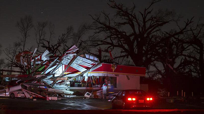 Eine durch den Sturm stark beschädigte Tankstelle in Albany, Georgia.